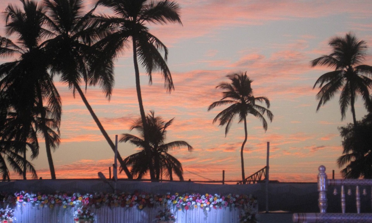 Betalbatim House | 15 min walk to beach, swim pool in season, beautiful garden, cook on request