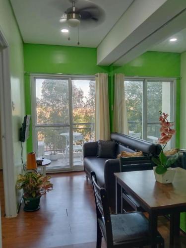 Roxas City Apartment | 1BR Condo w Pool & Balcony Near Robinson Place - F&M Homes - Sitio Uno Residences, Pueblo de Panay
