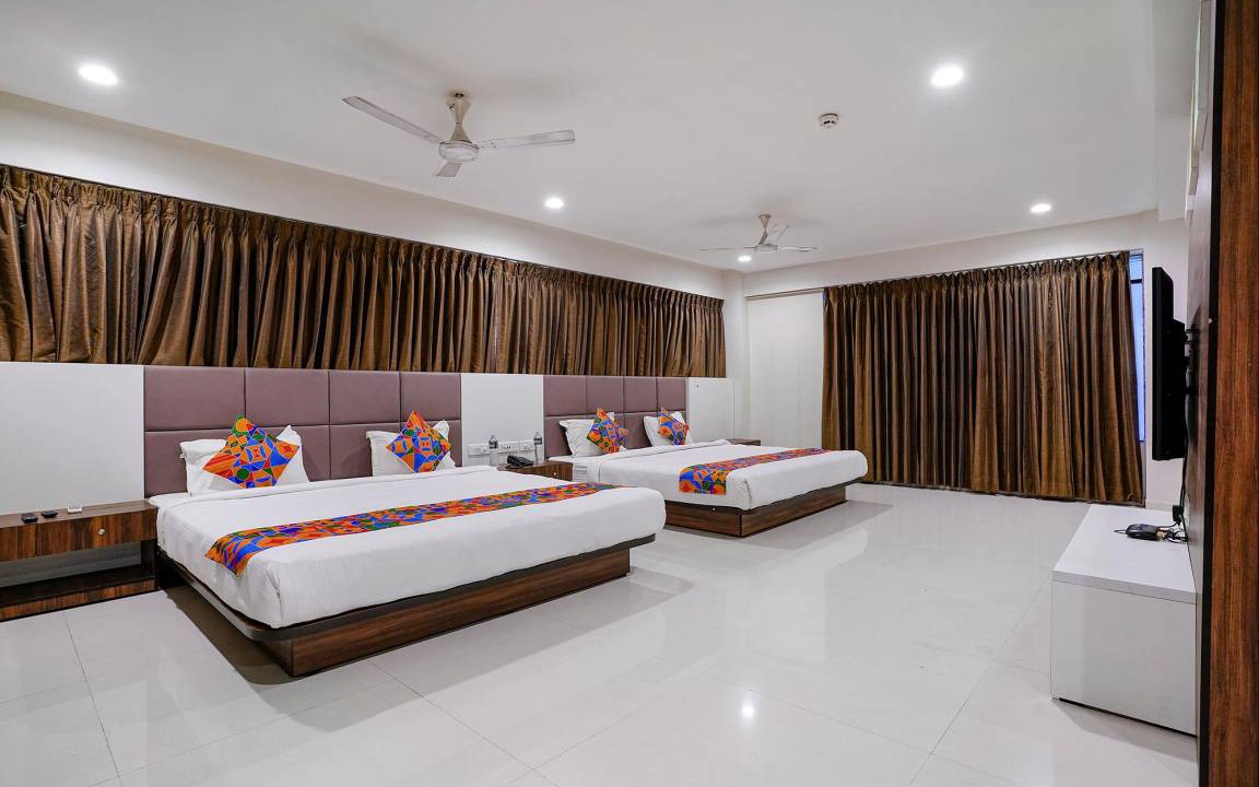Surat Hotel | 200 m² Hotel ∙ 4 guests