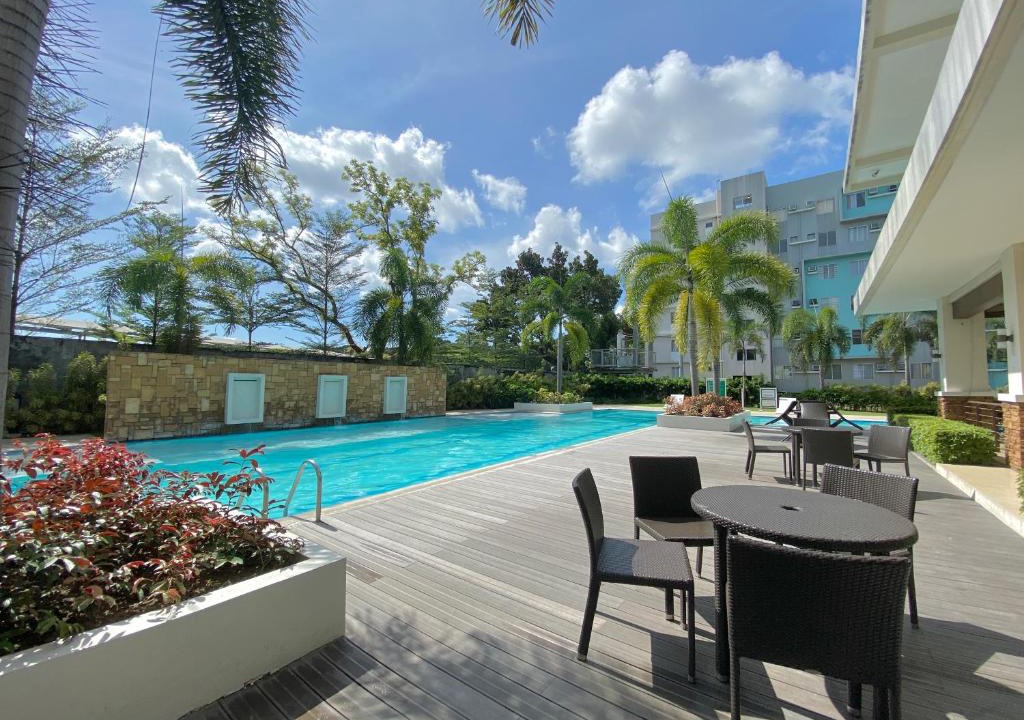 Davao Apartment | 8 Spatial 2BR condo within the city with Pool, WIFI & Netflix