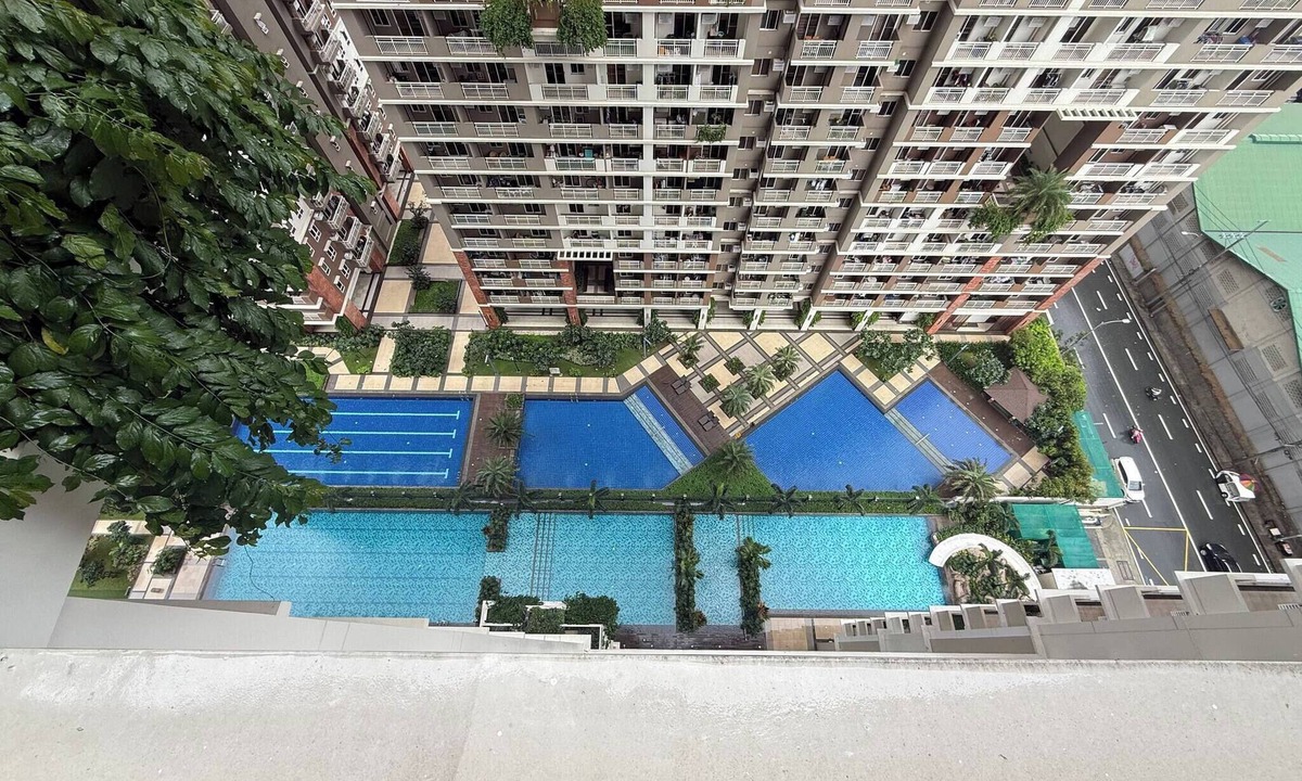 Kapitolyo Condo | Aesthetic Cozy Apartment Condo With Pool Balcony & Deck