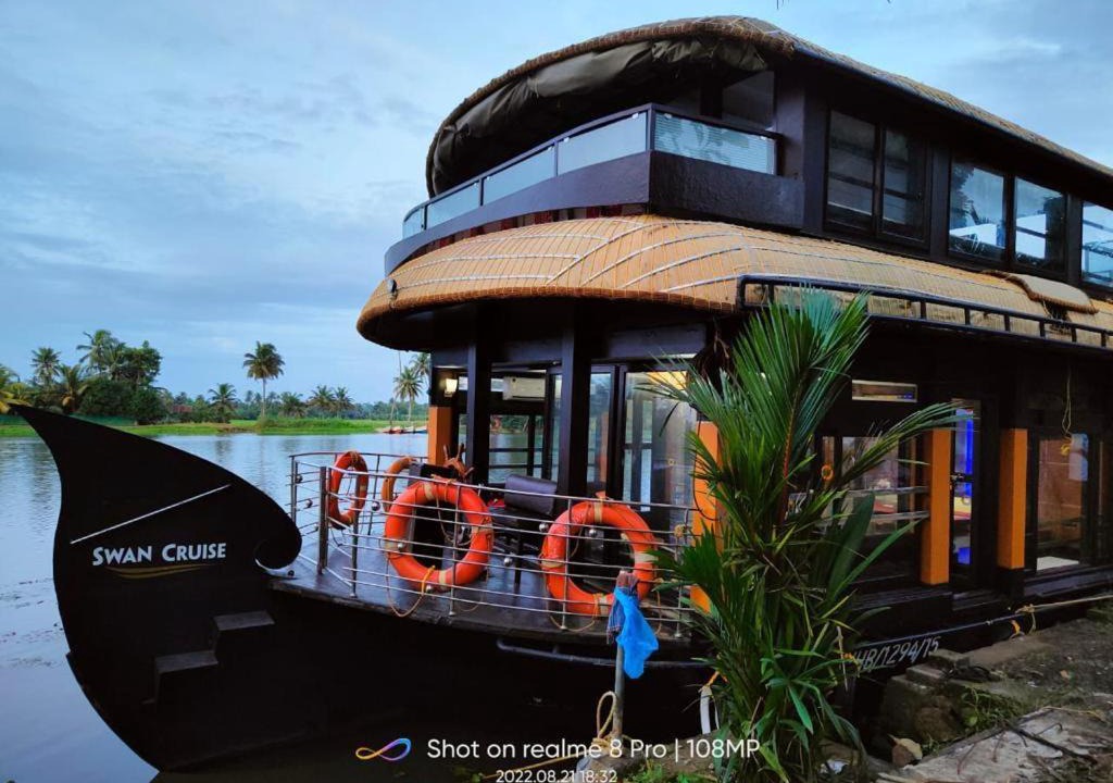 Nedumudy Boat Rental | Alleppey house boat Swan cruise