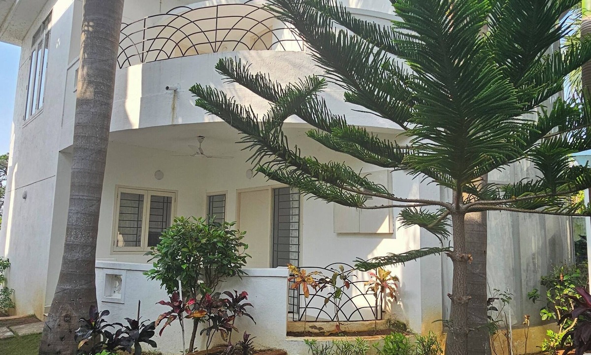 Mahabalipuram Beach Resort | Anton White Villas Resort Swimming Pool - AC Villas - Jacuzzi - Family & friends