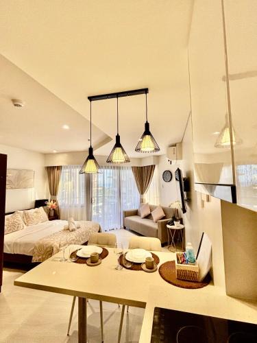 Maribago Apartment | Azure Haven Condo Pool Beach Netflix Fast WiFi