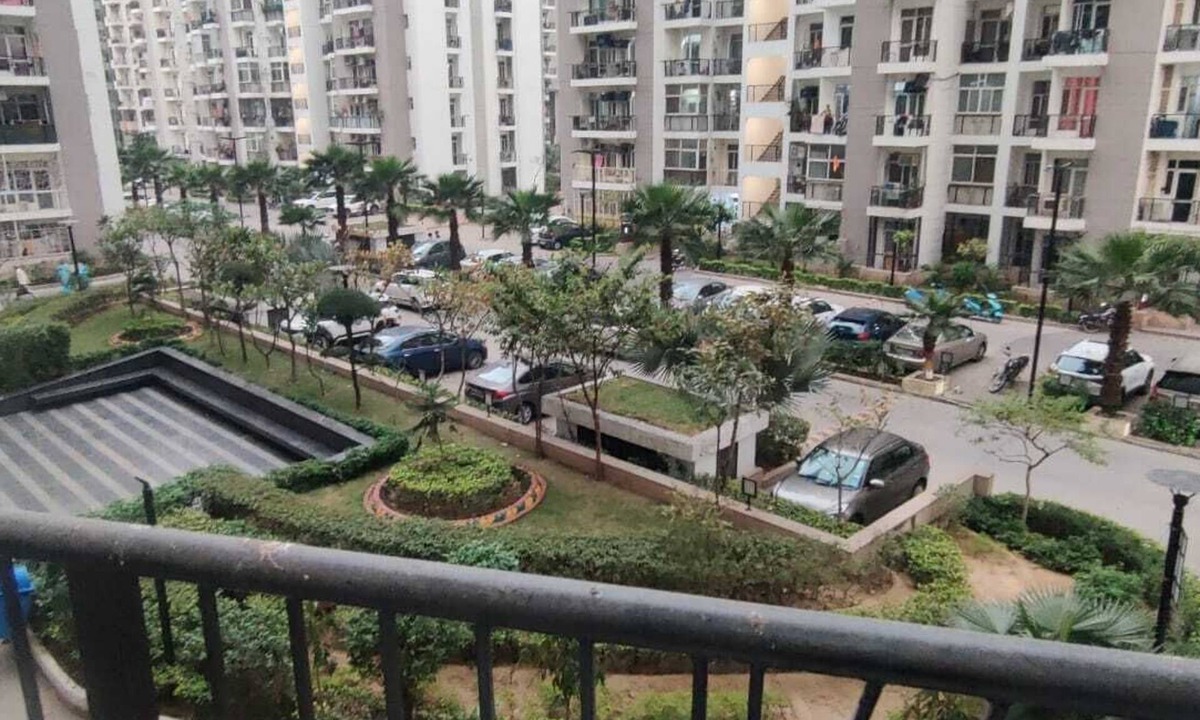 Noida House | Beautiful Cozy 3-bedroom apartment with AC in Noida