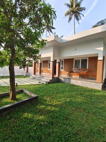Kuzhuppilly Bed & Breakfast | Captain's Castle