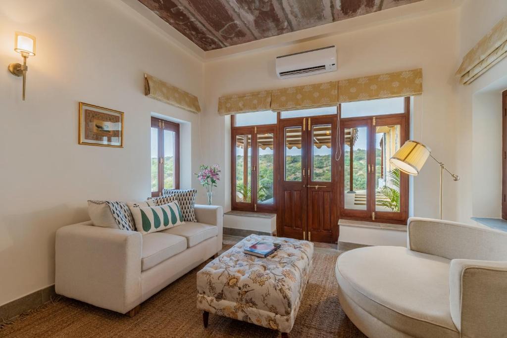 Menar Hotel | Chunda Shikar Oudi