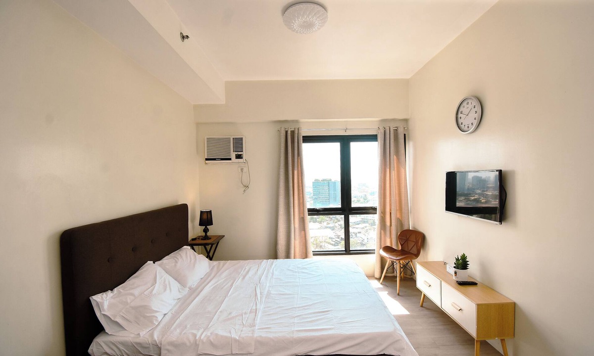 Valencia Condo | City-View + Spacious Unit | Across Trinoma Mall