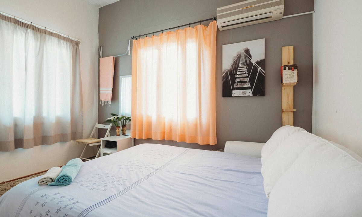 Indirapuram Apartment | Cozy 1-bedroom apartment in fantastic indirapuram with AC