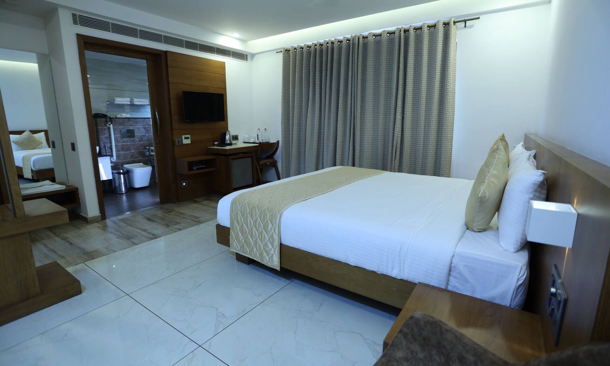 Edappal Hotel | Devalokam Grand