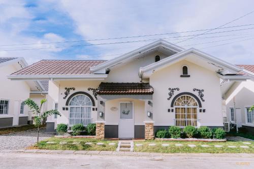 Libaong House | Elegant 3BR House Panglao Pool Hot Shower Netflix