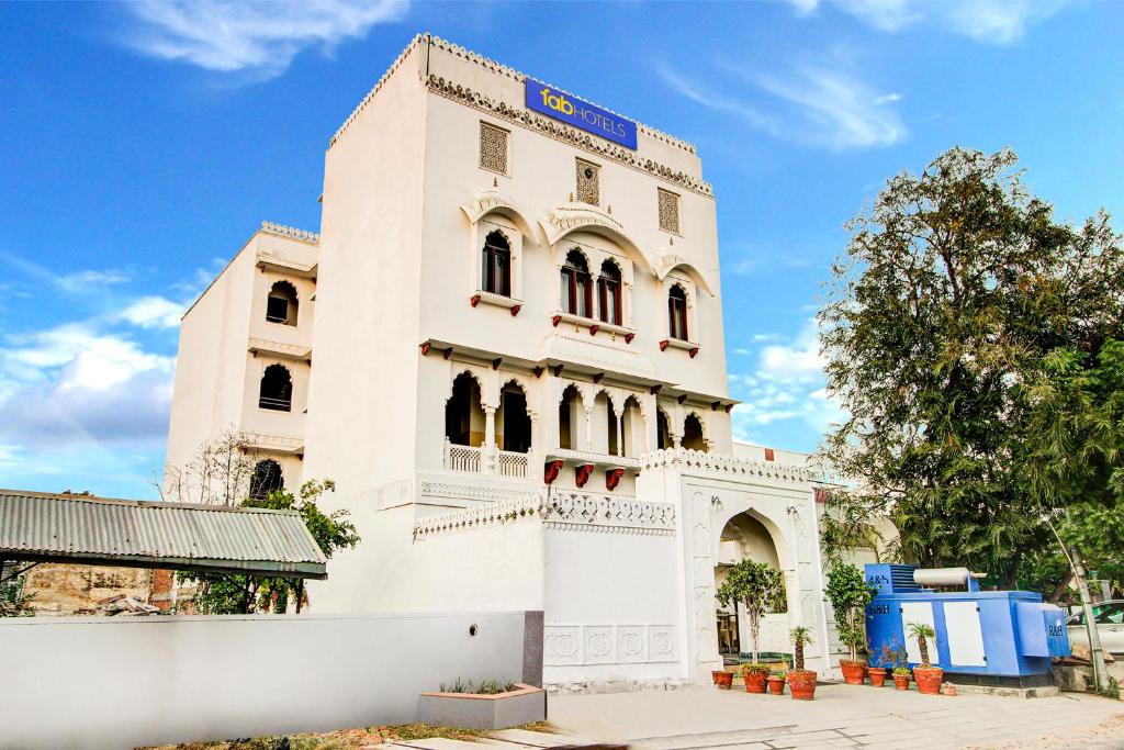 Vidhyadhar Nagar Hotel | FabExpress Utsav Villas