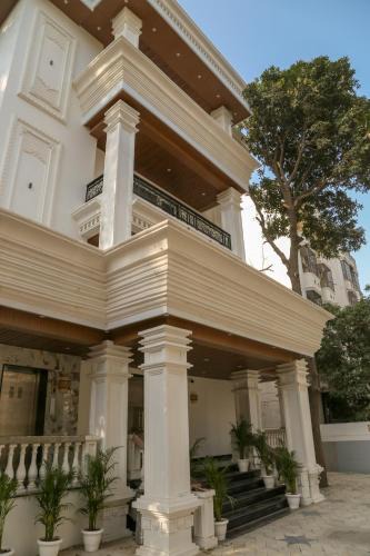 Mahmoorganj Hotel | Four Leaf Hotel Arjuna Manor, Varanasi