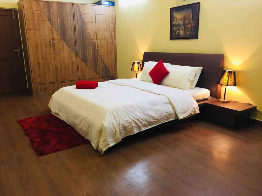 New Delhi Apartment | Full apartment with 3 bedrooms and kitchen