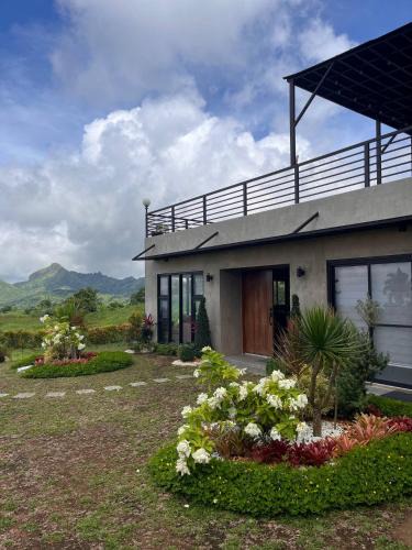 Calaca Cabin | Hilltop Cabin