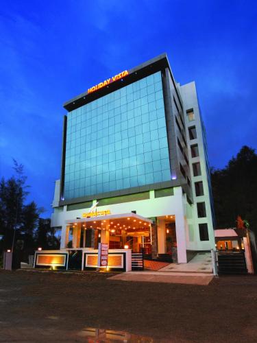Vazhayil Hotel | Holiday Vista Thekkady a premium hotel near periyar wild life sanctuary with sky view pool