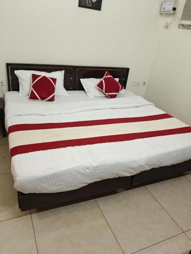 Malviya Nagar Hotel | Hotel Hari villa by rock on