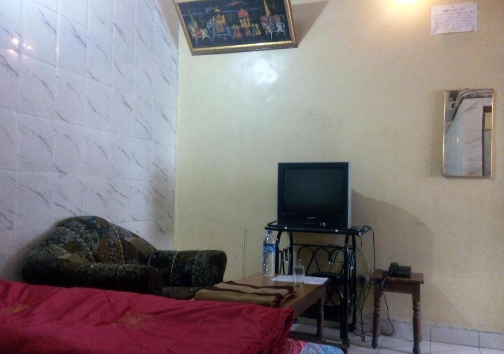 Jaipur District Hotel | HOTEL OM PALACE - Couple friendly & local id accepted