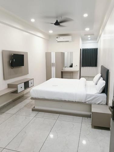 Palsana Hotel | Hotel Radhe Palace