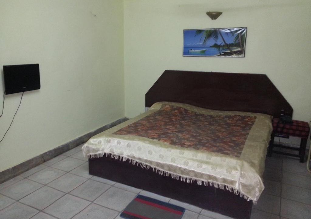 Soraon Hotel | Hotel Raj By WB Inn
