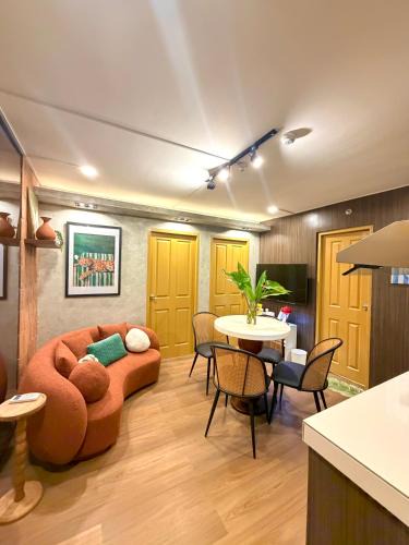 Dumaguete Apartment | House of Keul - 2BR cozy condo in Dumaguete with pool and free laundry for long term guests up to 4 pax