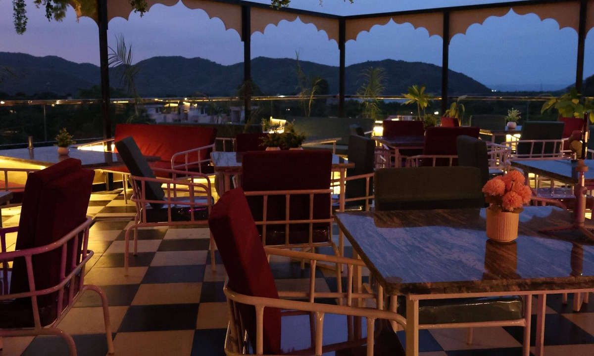 Amer Fort Road Hotel | Jaipur Qila-Boutique Hotel and Roof Cafe