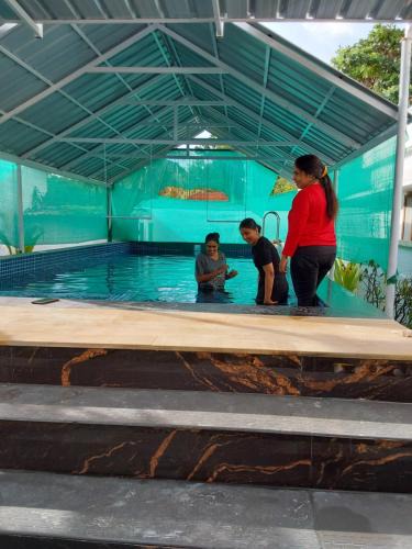Sea View Ward House | Johnson's Homestay With Pool & Ecohouseboat near town beach