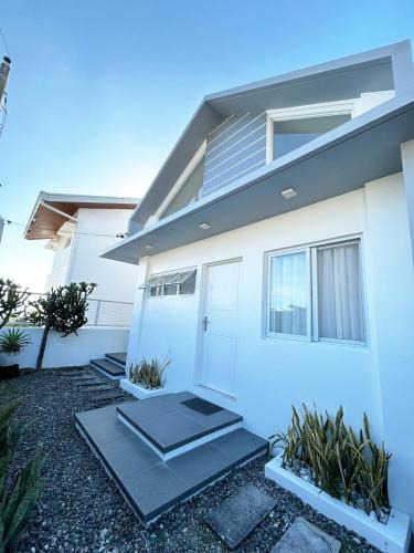 Mataas Na Kahoy House | Lakeview Loft with Sunset Deck