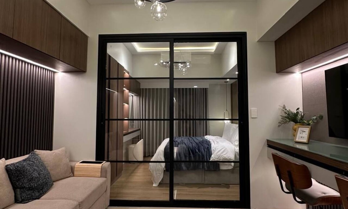 Bonifacio Global City Apartment | Luxury condo with gym,WiFi,NETFLIX at Park Mckinley West, Venice, SM Aura BGC