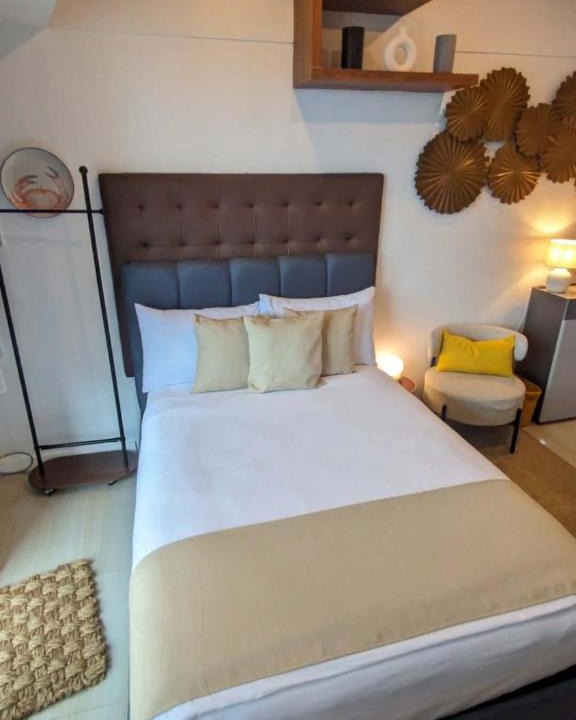 Legazpi Village Apartment | Luxury Hotel Studio Near Makati Diamond & Raffles 27th Floor Sky View Fast Wifi