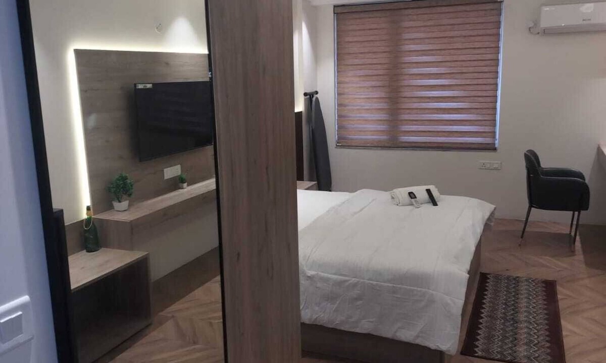 Jaypee Greens Apartment | Luxury spacious rooms in central city opp. metro station 5 min from Pari Chowk