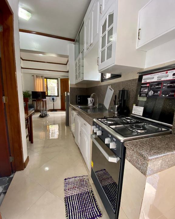 Puerto Galera House | Marion Roos Bungalow