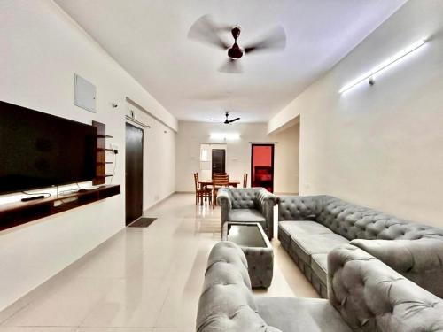 Madhapur Apartment | Mee Homes Madhapur Family Stay Fully Furnished 2 BHK Premium Flats 302
