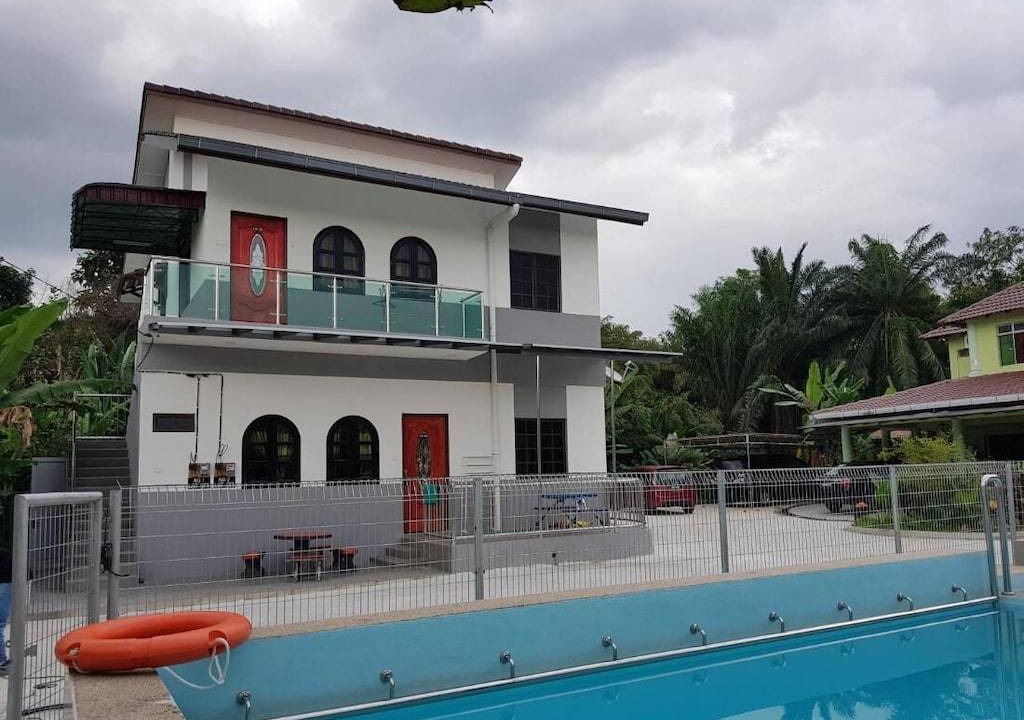 Merbau Sempak House | Mri Homestay Sg Buloh - 3 Br House on First Floor with Centralised Pool