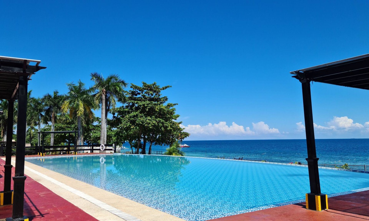 Lapu-Lapu Condo | New huge Lux. 2 BR Condo 100 SQM - 2 Pools, Gym, woow seaviews, Beach 8-9Pax