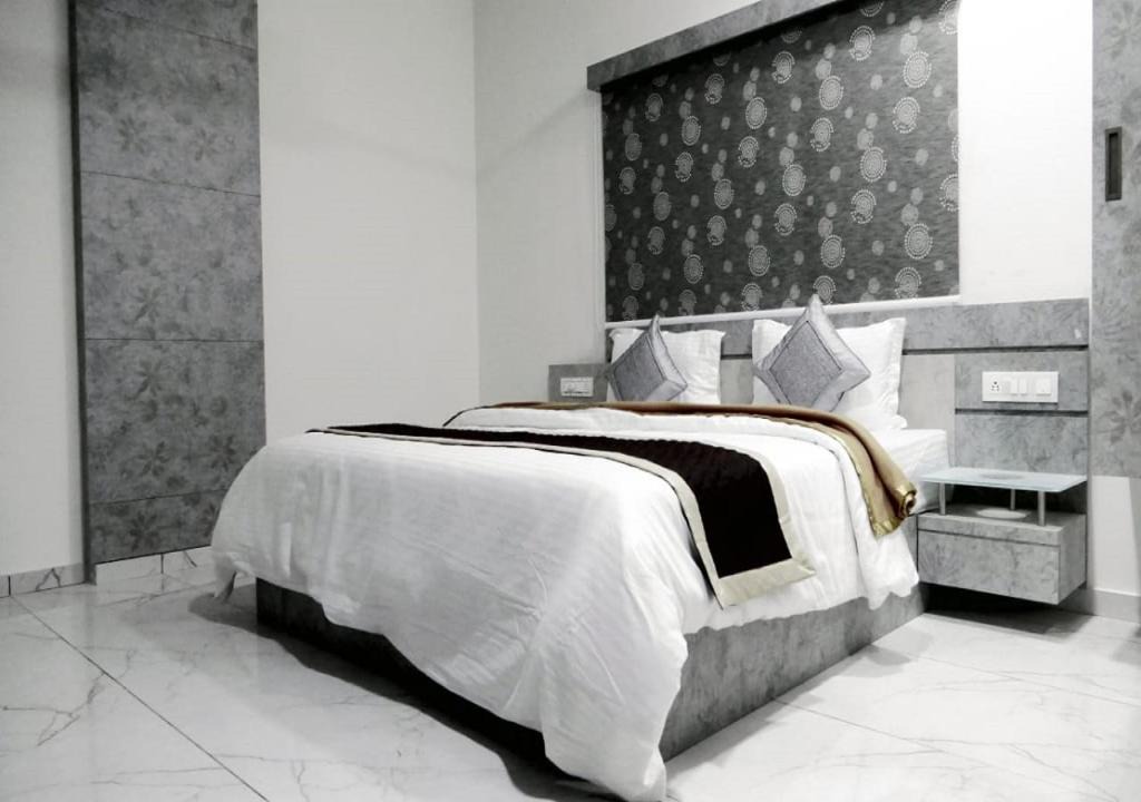 Halol Hotel | NON AC Richa Hotel Palace Vadodara