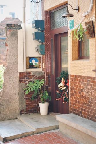 Tainan City Centre House | Old wooden window bungalow B&B