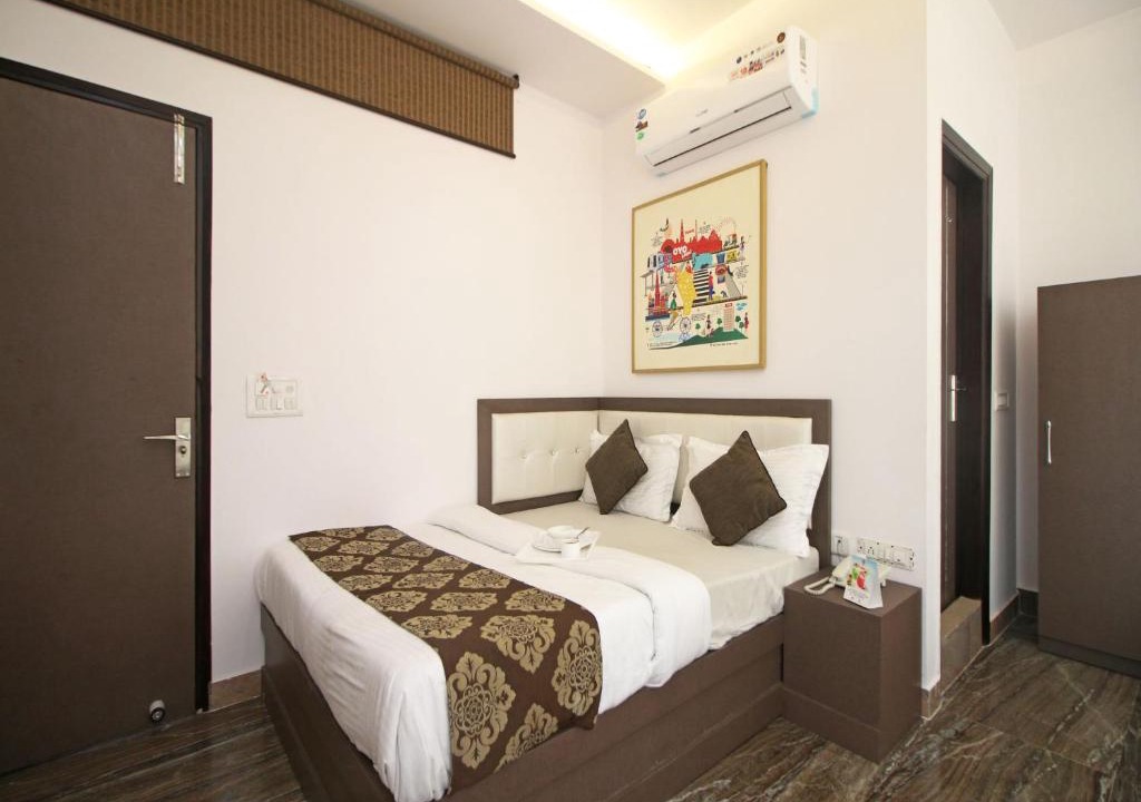 Pashim Vihar Hotel | OYO 393 Hotel RK Grand Inn