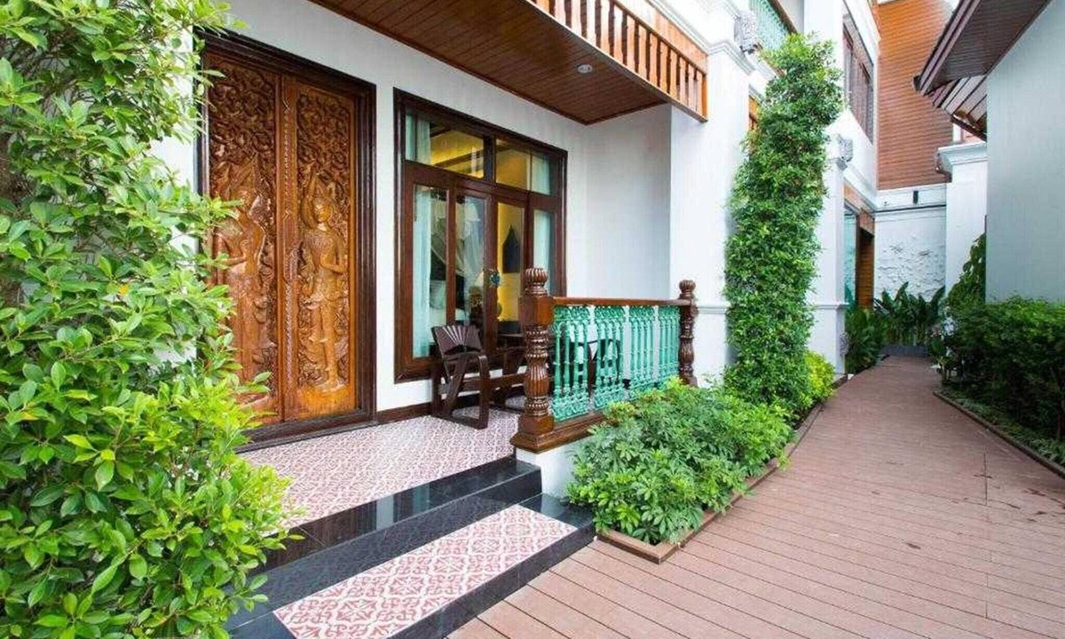 Old City House | Poolside King Retreat | Direct Access & Spa Bath