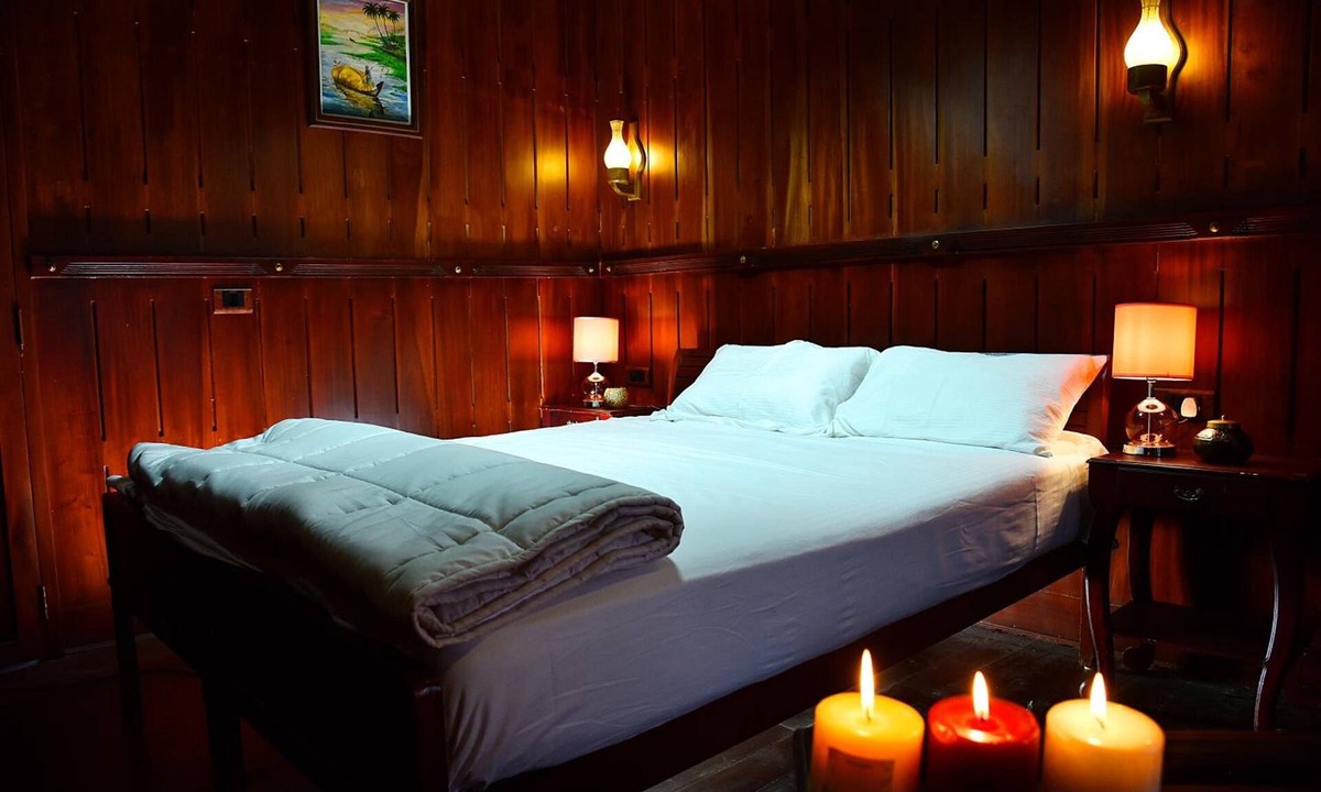 Alappuzha Boat Rental | Premium Luxury Houseboat