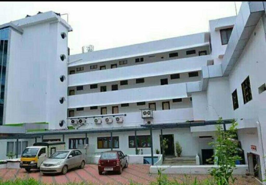 Vadakara Hotel | Queens Tourist Home