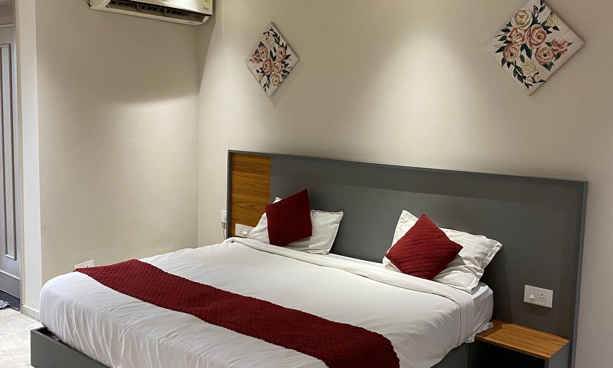 Sector 70 Hotel | Raahgir Suites