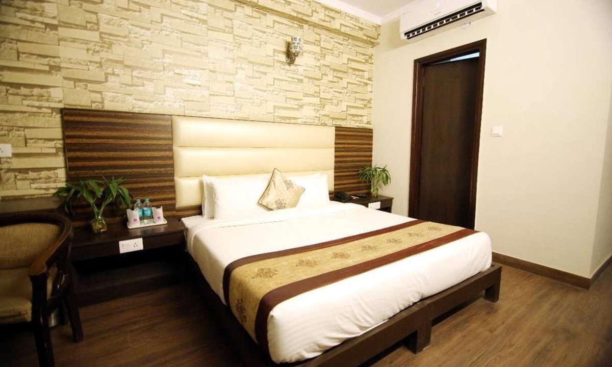 Delhi Hotel | Rousha Inn