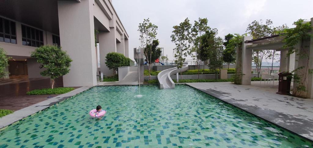 Seri Kembangan Apartment | SFERA ATMOSPHERE MAEPS Serdang Free WiFi Netflix Sky Garden Infinity Pool Facing Putrajaya