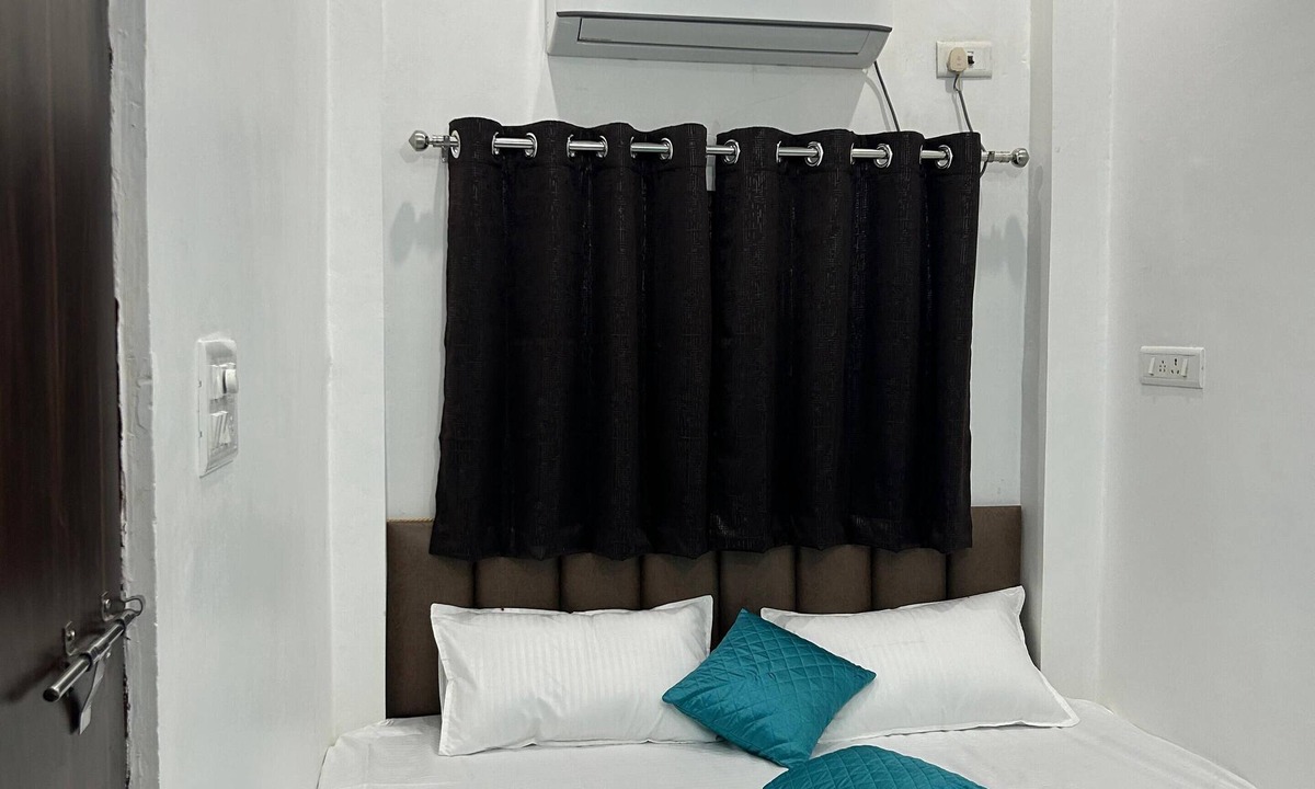 Varanasi Bed & Breakfast | SHREE GOMUKH RESIDENCY Guest house located near to river bank & temple, 250 mtrs