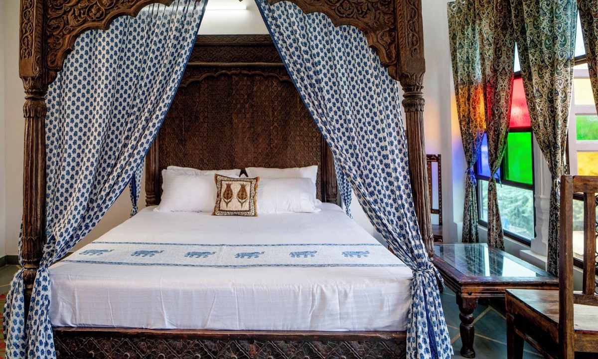 Lake Swaroop Sagar Hotel | Soham Haveli Udaipur