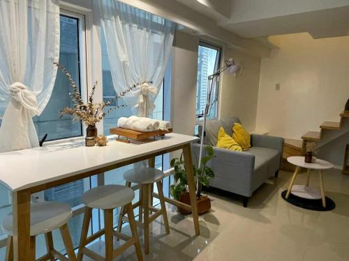 Bonifacio Global City Apartment | Spacious 1BR Loft with Flex Room in BGC