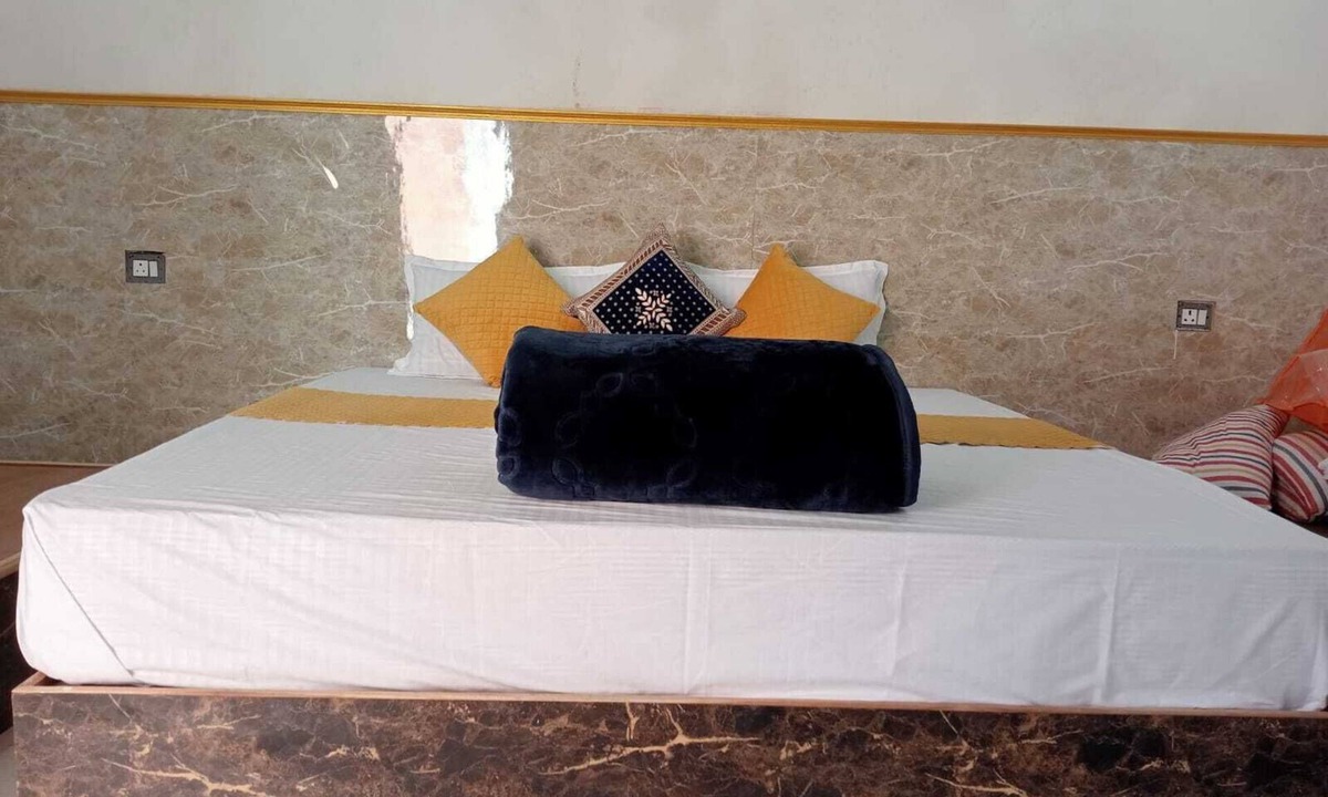 Varanasi House | Spacious 6-bedroom house with WiFi, AC in enchanting Varanasi
