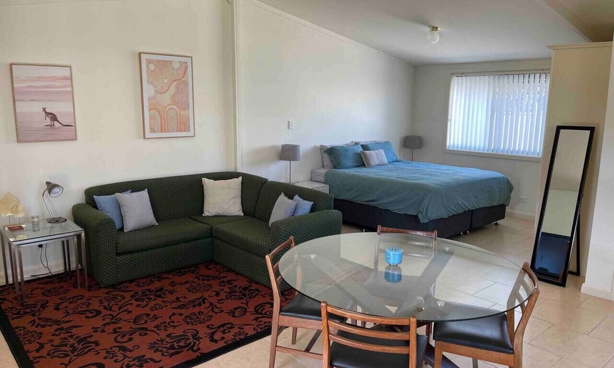 Central Mudgee Apartment | Spacious & comfy studio unit “Rest Easy Mudgee”