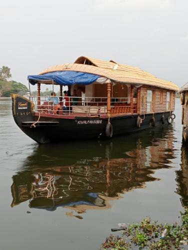 Kumarakom Boat Rental | Sreekrishna Houseboat - VACCINATED STAFF
